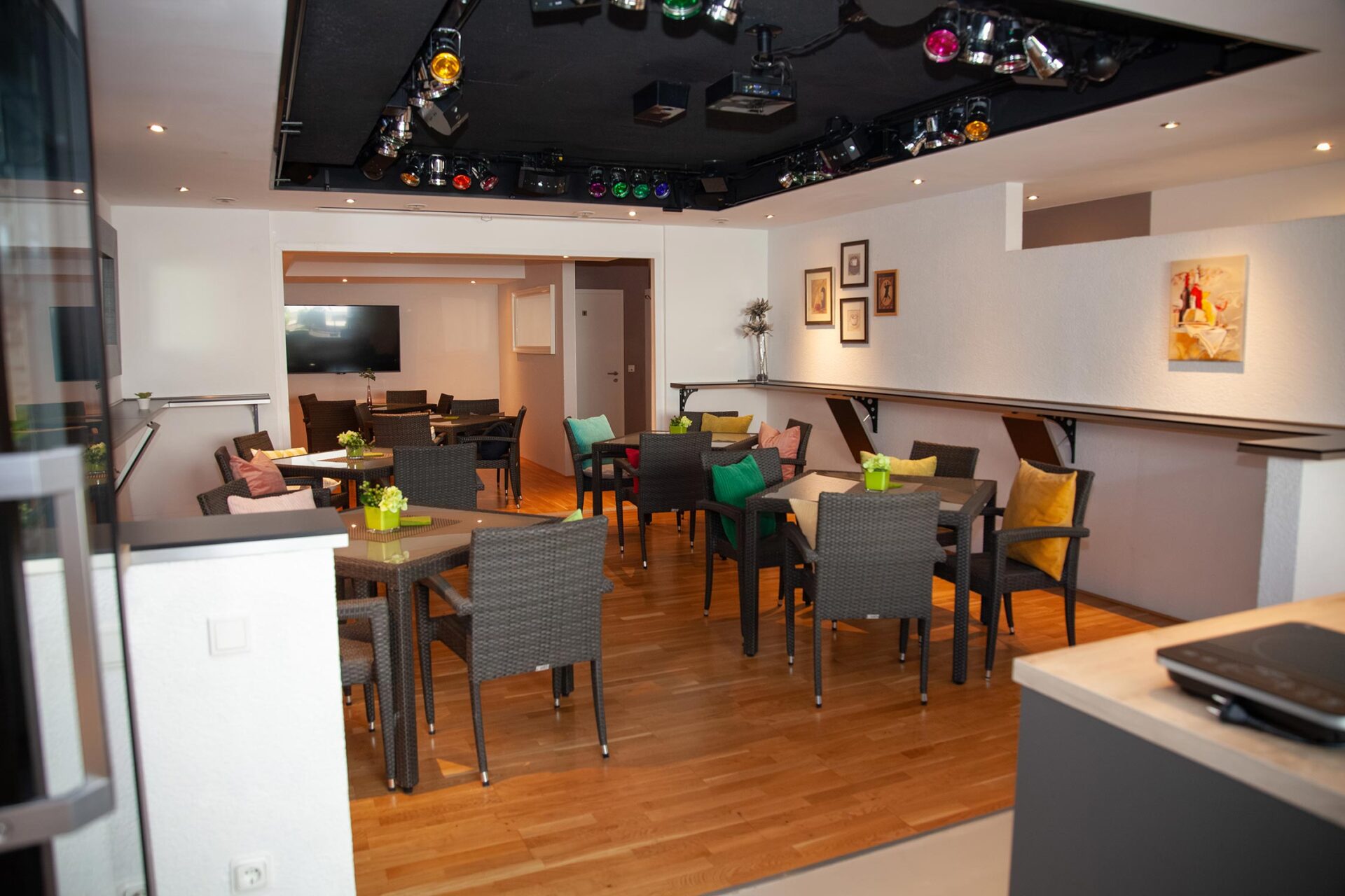 wohnraum-gusterath-boardinghaus-hotel-fruehstuecksraum-4