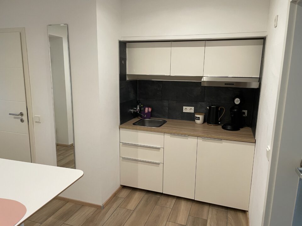 Preise:  •	2 Personen 105 €/Nacht inkl. 40 € Endreinigung Ausstattung: •	Küche mit Ceranplatte, Kühlschrank mit Gefrierfach, Toaster, Wasserkocher, Senseo Kaffeemaschine •	Separater Schlafraum mit Boxspringbett •	Zusätzlich ist ein Reisebett für ein Kleinkind auf Anfrage möglich (einmalige Gebühr 20 €) •	Bad mit WC & Dusche, Haartrockner •	Handtücher vorhanden •	TV, WLAN Stilvoller Außenbereich mit gemütlichen, gemeinschaftlich nutzbaren Sonnenterrassen